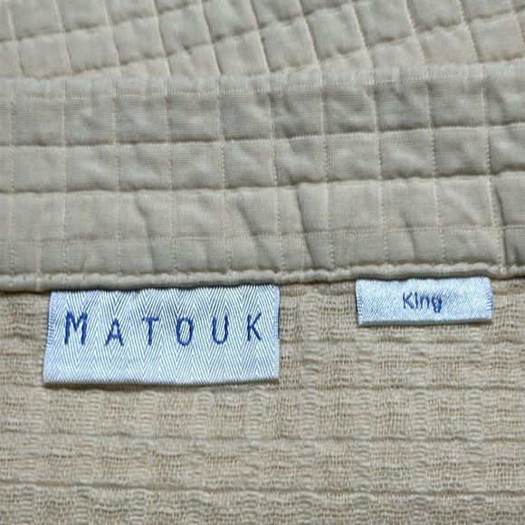 Matouk Petra Coverlet and 2 Euro Shams. Ivory.  Good used condition. King size. - Picture 4 of 16